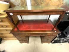 A REPRODUCTION MAHOGANY PEDESTAL DESK, 120 X 60 X 78CMS AND A REPRODUCTION LEATHER TOP COFFEE TABLE