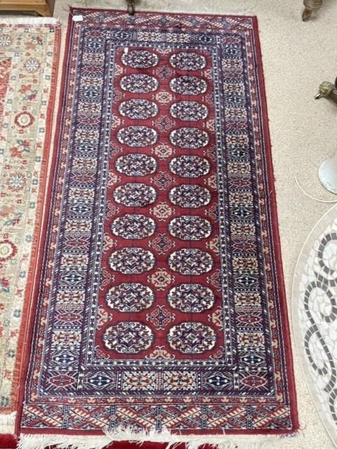 A RED GROUND BAKHARA RUG, 90 X 180CMS, AND A WOOLLEN EASTERN RUG, 98 X 160CMS - Image 4 of 6