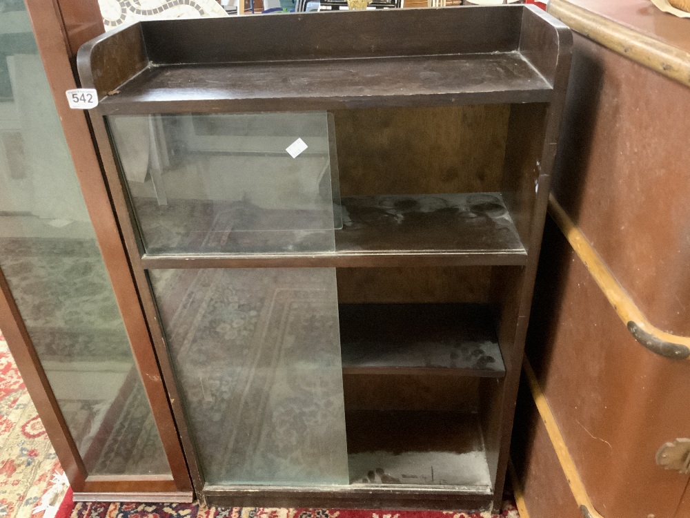 A SLIM GLAZED MAHOGANY GUN CABINET 20 X 128CMS AND A DWARF OAK BOOKCASE WITH SLIDING GLASS DOORS - Image 3 of 4