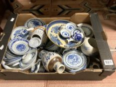 A QUANTITY OF 19TH/20TH CENTURY BLUE AND WHITE CHINESE CERAMICS AND A JAPANESE CRACKLEWARE VASE
