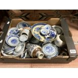 A QUANTITY OF 19TH/20TH CENTURY BLUE AND WHITE CHINESE CERAMICS AND A JAPANESE CRACKLEWARE VASE