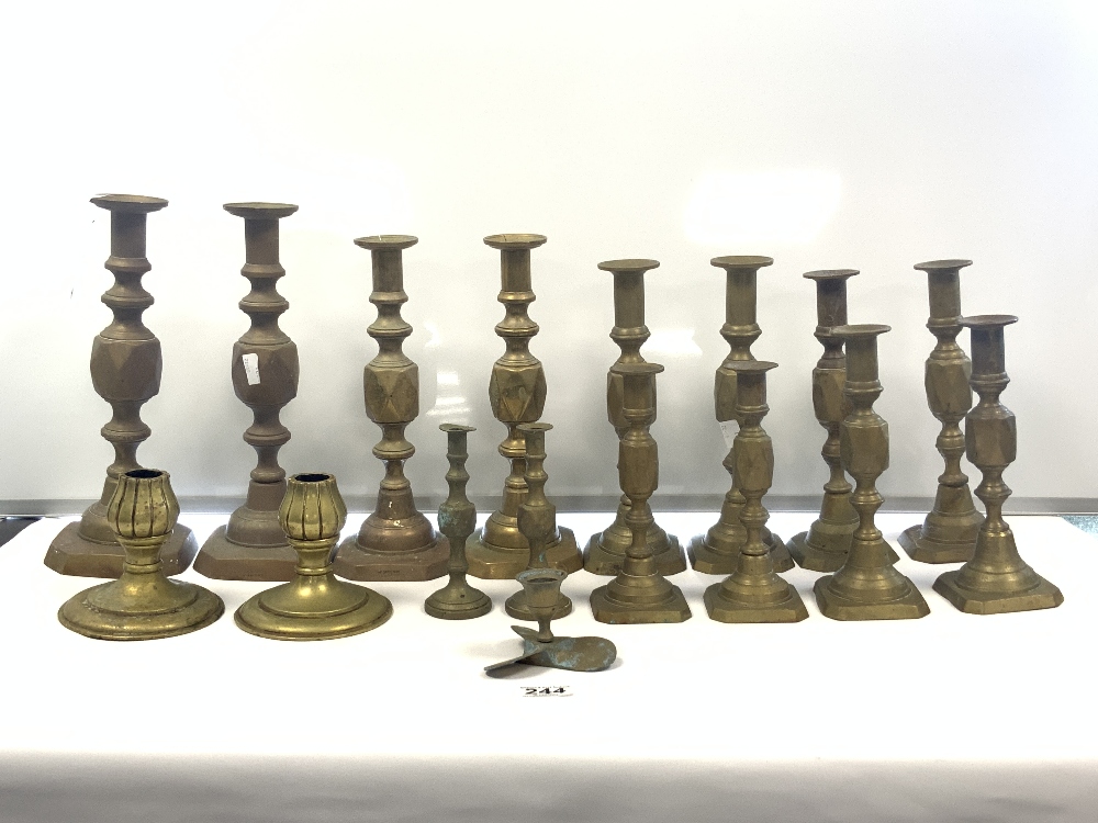 SEVEN PAIRS OF VICTORIAN DIAMOND PATTERN GRADUATING BRASS CANDLESTICKS, THE TALLEST 32CMS, AND - Image 4 of 4