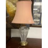 A HEAVY CUT GLASS TABLE LAMP AND SHADE, 42CMS
