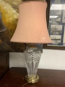 A HEAVY CUT GLASS TABLE LAMP AND SHADE, 42CMS