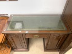 A LATE VICTORIAN KNEEHOLE FIXED PEDESTAL DESK WITH A GREEN LEATHER TOP, 114 X 52 X 76CMS