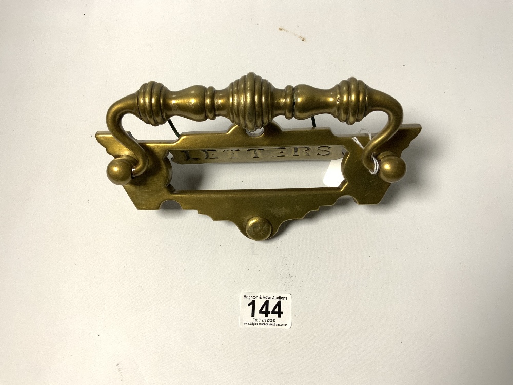 A HEAVY VINTAGE BRASS LETTERBOX/DOOR KNOCKER - Image 2 of 5