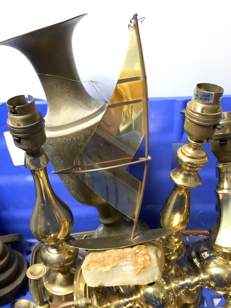 A SET OF VINTAGE SALTER KITCHEN SCALES, A QUANTITY OF BRASS CANDLESTICK TABLE LAMPS AND OTHER - Image 6 of 8