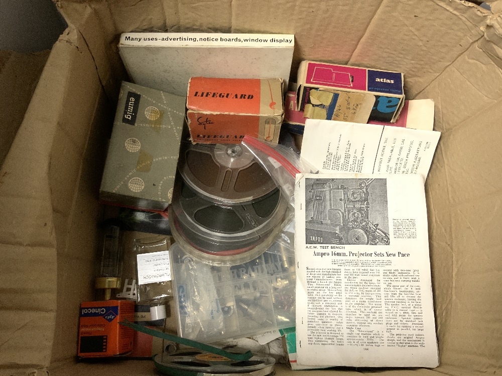 A QUANTITY OF VINTAGE HOME MOVIE MAKER'S EQUIPMENT. - Image 2 of 4