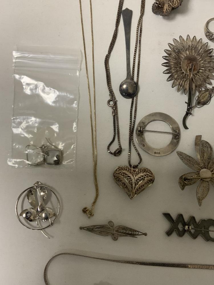 MIXED LARGE QUANTITY OF SILVER/WHITE METAL JEWELLERY BROOCHES, RINGS, EARRINGS, AND MORE - Bild 6 aus 8