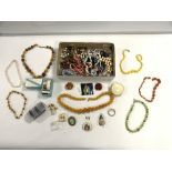 QUANTITY OF MIXED COSTUME JEWELLERY, BROOCHES ETC