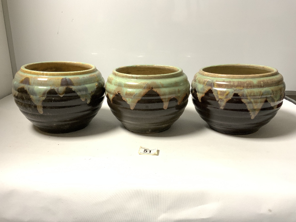 A SET OF THREE MATCHING POTTERY JARDINIERES WITH GREEN AND BROWN GLAZE, 22 X 16CMS - Image 3 of 5