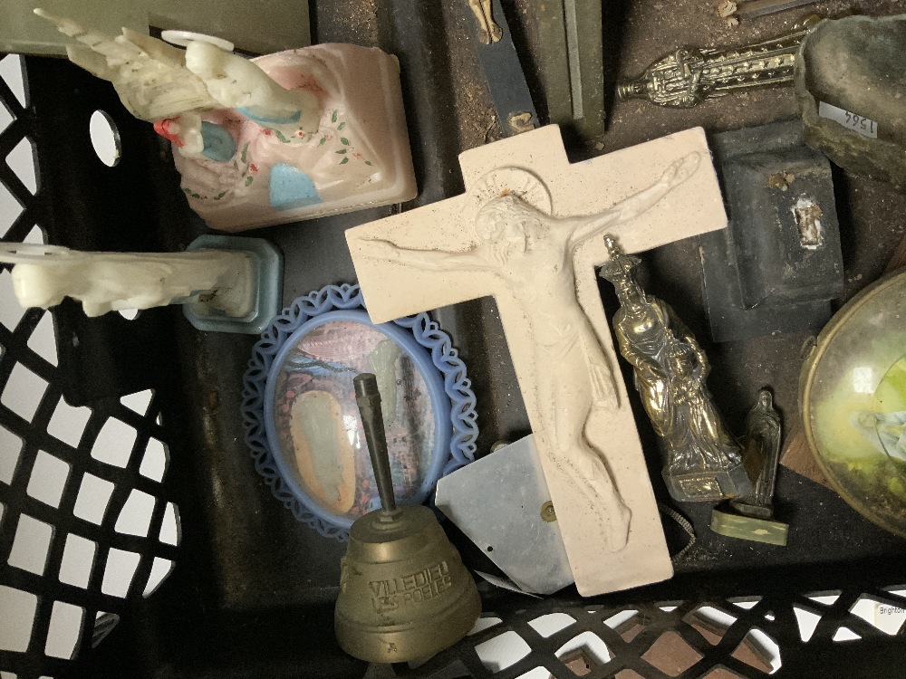 A QUANTITY OF CRUCIFIXES - VARIOUS SIZES - Image 3 of 6