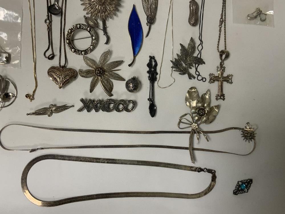 MIXED LARGE QUANTITY OF SILVER/WHITE METAL JEWELLERY BROOCHES, RINGS, EARRINGS, AND MORE - Bild 4 aus 8