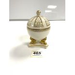 A WORCESTER - GRAINGER & CO PORCELAIN GLOBULAR POTPOURRI WITH RETICULATED COVER, 14CMS AND SNAKE