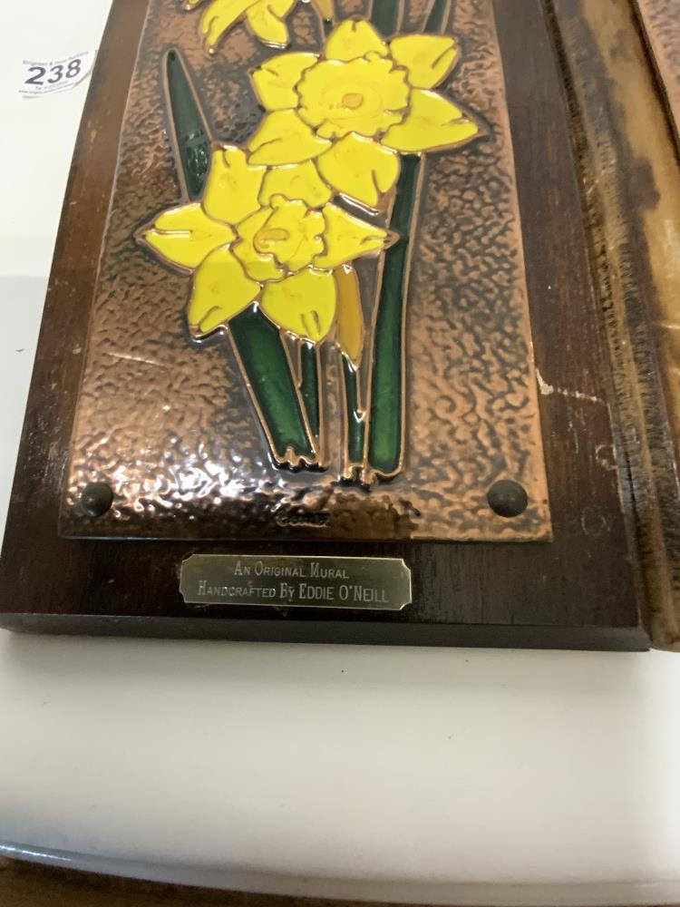 TWO ORIGINAL MURALS OF ROSES AND DAFFODILS ON BEATEN COPPER PLAQUES - HANDCRAFTED BY EDDIE O' - Image 2 of 3