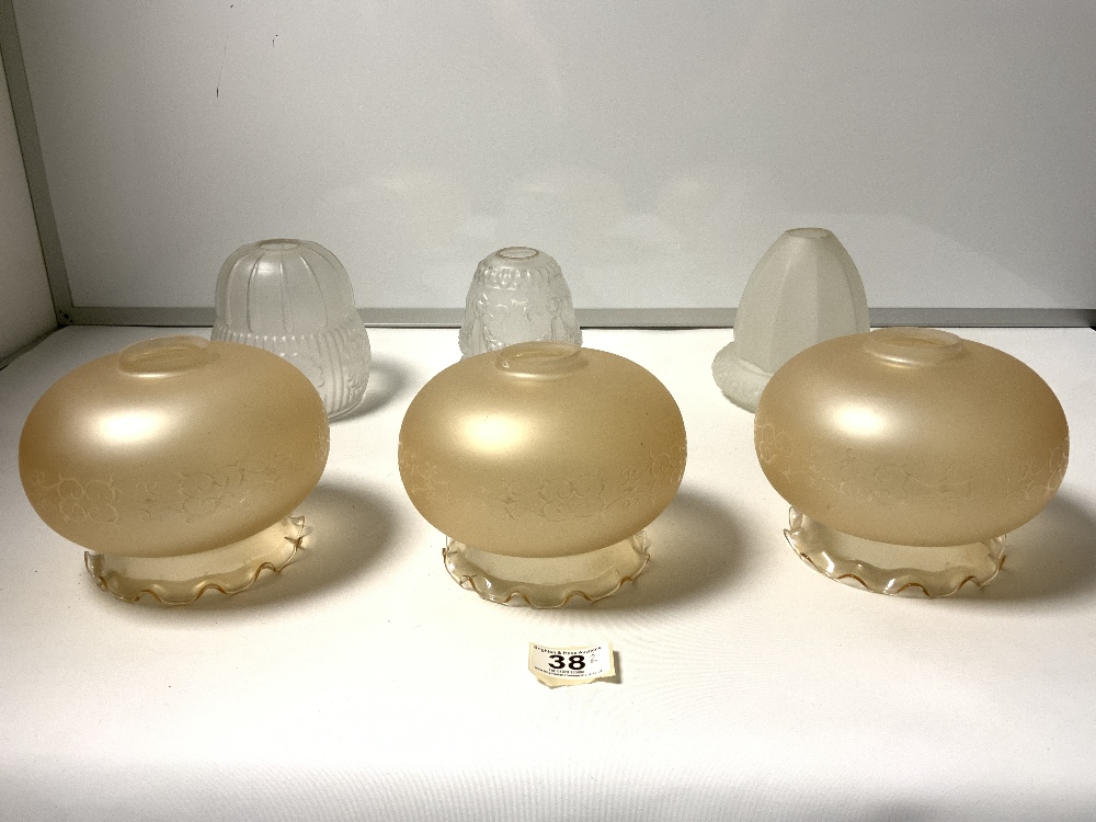 THREE VINTAGE FROSTED GLASS LAMP SHADES AND THREE MATCHING GOLD GLASS SHADES - Image 3 of 4