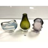 THREE 1960S STUDIO GLASS VASES, GREEN, MAUVE AND BLUE, THE TALLEST 23CMS