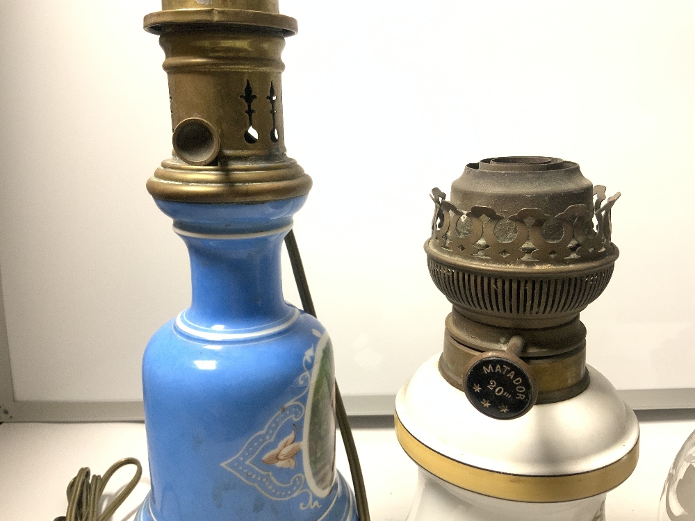 A METAL BASE AND GLASS FRONT OIL LAMP, A CERAMIC OIL LAMP, A BLUE CERAMIC OIL LAMP CONVERTED TO - Image 3 of 4