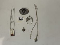 FIVE MIXED SILVER PIECES OF JEWELLERY, NECKLACE, PENDANTS, BROOCH, AND MORE
