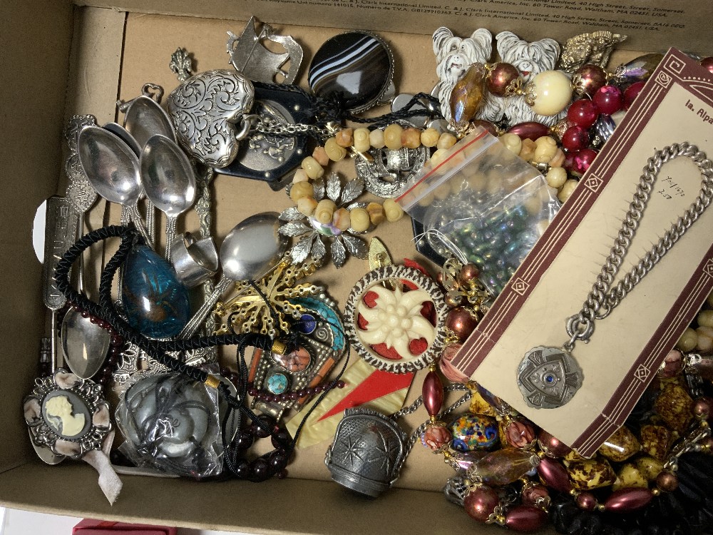 A QUANTITY OF COSTUME JEWELLERY - Image 5 of 5