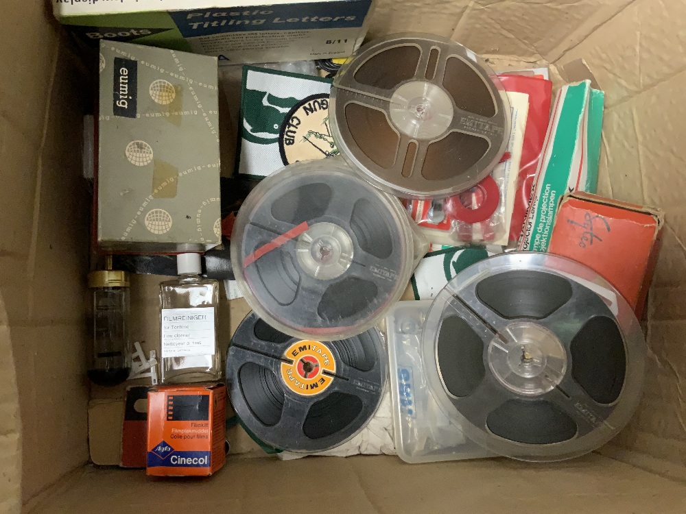 A QUANTITY OF VINTAGE HOME MOVIE MAKER'S EQUIPMENT. - Image 3 of 4