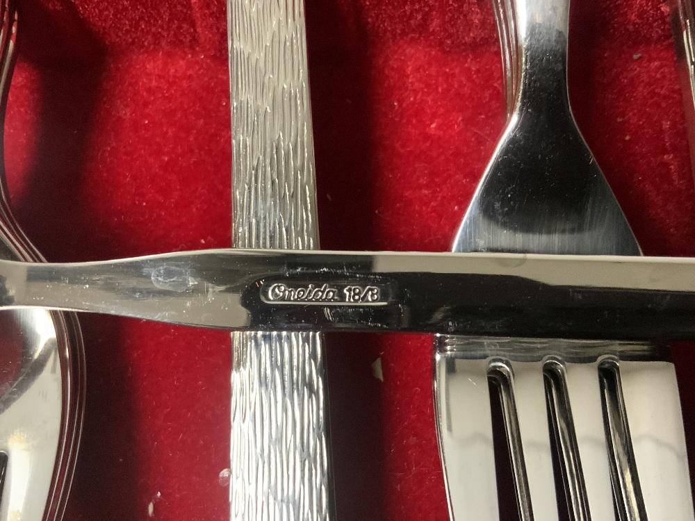 A 1960S PART CANTEEN OF CUTLERY - BY ONEIDA - Image 4 of 5