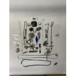 MIXED LARGE QUANTITY OF SILVER/WHITE METAL JEWELLERY BROOCHES, RINGS, EARRINGS, AND MORE