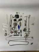 MIXED LARGE QUANTITY OF SILVER/WHITE METAL JEWELLERY BROOCHES, RINGS, EARRINGS, AND MORE