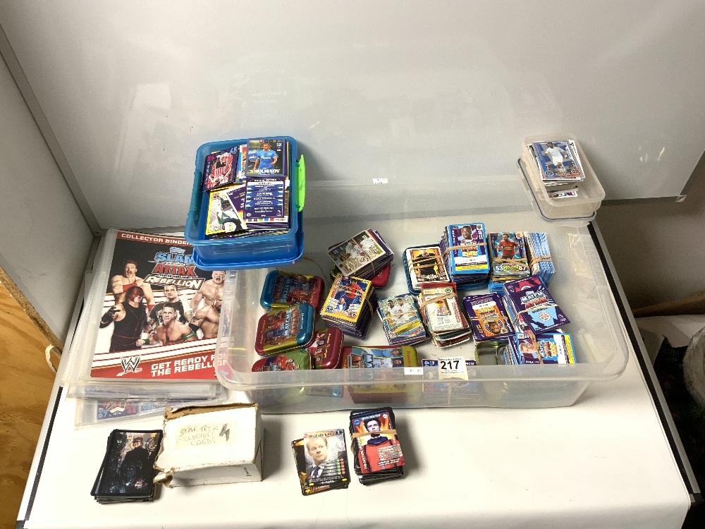 A QUANTITY OF COLLECTORS CARDS INCLUDING - MAINLY FOOTBALL AND SOME WW WRESTLING