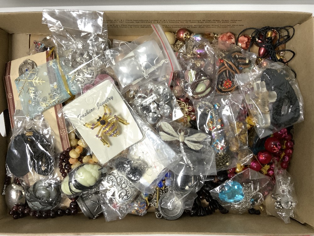 A QUANTITY OF COSTUME JEWELLERY - Image 2 of 5