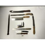 HORN HANDLE BREAD KNIFE, TWO OTHER BREAD KNIVES, A MEAT KNIFE, SAW, AND OTHER KNIVES