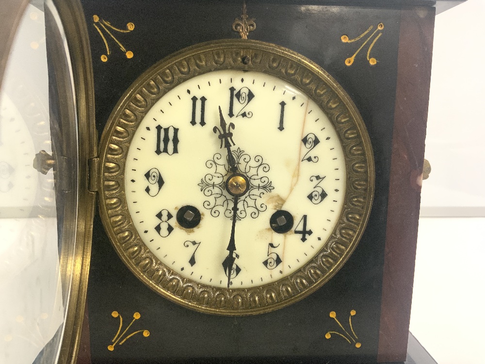 A VICTORIAN SLATE MANTLE CLOCK WITH GILT METAL MOUNTS - Image 2 of 5