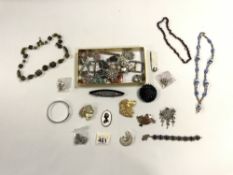 A QUANTITY OF GLASS BEADS, CERAMIC NECKLACES, BROOCHES VARIOUS, WHITE METAL BROOCHES ETC