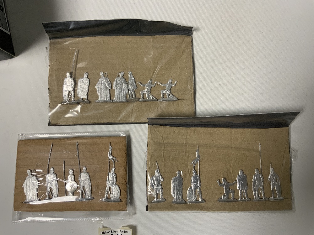 FIVE LEAD BEEFEATER FIGURES, LEAD SOLDIER FIGURES AND OTHER FIGURES, SOME PLASTIC - Image 6 of 6