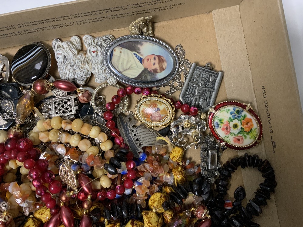 A QUANTITY OF COSTUME JEWELLERY - Image 4 of 5
