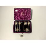 A SET OF SIX LATE VICTORIAN HALLMARKED SILVER SHELL-SHAPE TEASPOONS & TONGS, SHEFFIELD 1900 BY