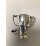 A HEAVY ART DECO HALLMARKED SILVER UNENGRAVED TWIN HANDLE TROPHY 1960 BY MAPPIN AND WEBB, 150 GRAMS,