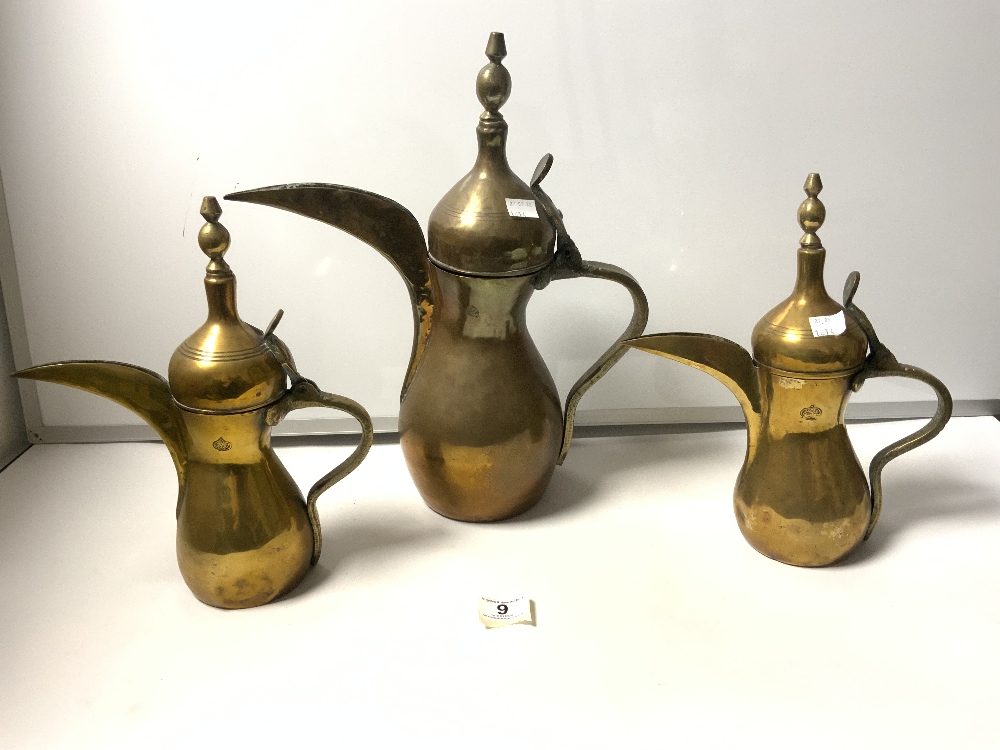 THREE MIDDLE EASTERN DALLAH BRASS COFFEE POTS, THE LARGEST 40CMS