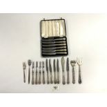 A SET OF SIX CASED SILVER HANDLED VINERS TEA KNIVES IN CASE AND LOOSE SILVER HANDLED CUTLERY