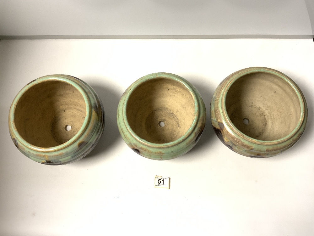 A SET OF THREE MATCHING POTTERY JARDINIERES WITH GREEN AND BROWN GLAZE, 22 X 16CMS - Image 2 of 5