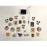 A PAIR OF GUINNESS CUFFLINKS IN CASE, VINTAGE PLASTIC DOG BROOCHES AND OTHER BROOCHES