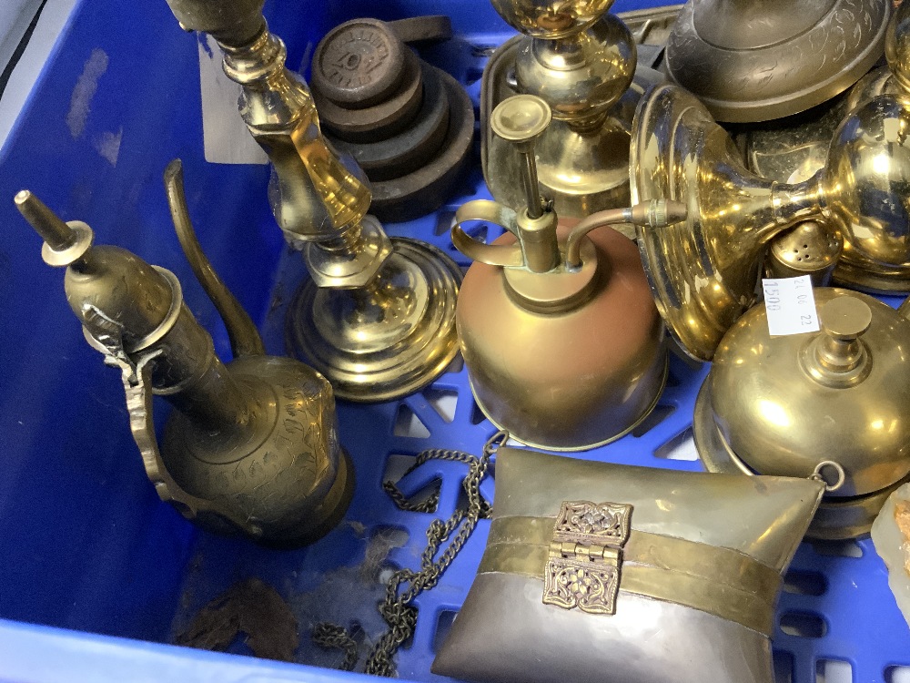 A SET OF VINTAGE SALTER KITCHEN SCALES, A QUANTITY OF BRASS CANDLESTICK TABLE LAMPS AND OTHER - Image 5 of 8