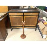 A 1940S OAK SIDEBOARD 122 X 44CMS AND A SMALL OAK HAT STAND