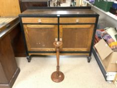 A 1940S OAK SIDEBOARD 122 X 44CMS AND A SMALL OAK HAT STAND