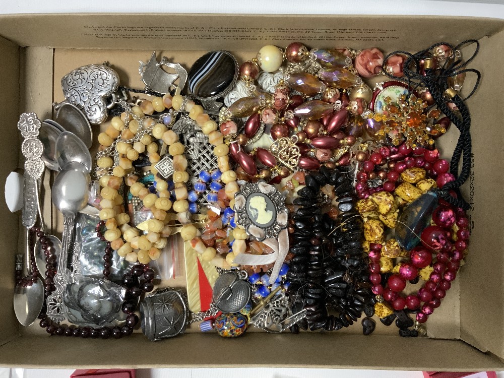 A QUANTITY OF COSTUME JEWELLERY - Image 3 of 5