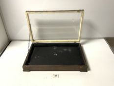 A TABLE TOP DISPLAY CASE, 29 X 46CMS