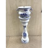 WHITE AND BLUE ITALIAN CERAMIC JARDINIERE STAND, TOTAL HEIGHT 98CMS