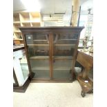 AN EDWARDIAN GLAZED MAHOGANY TWO DOOR DWARF CABINET ON A PLINTH BASE, 98 X 30 X 112CMS