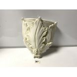 A 20TH CENTURY ITALIAN CERAMIC WALL POCKET WITH ACANTHUS LEAF DECORATION, 29CMS