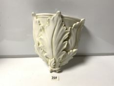 A 20TH CENTURY ITALIAN CERAMIC WALL POCKET WITH ACANTHUS LEAF DECORATION, 29CMS